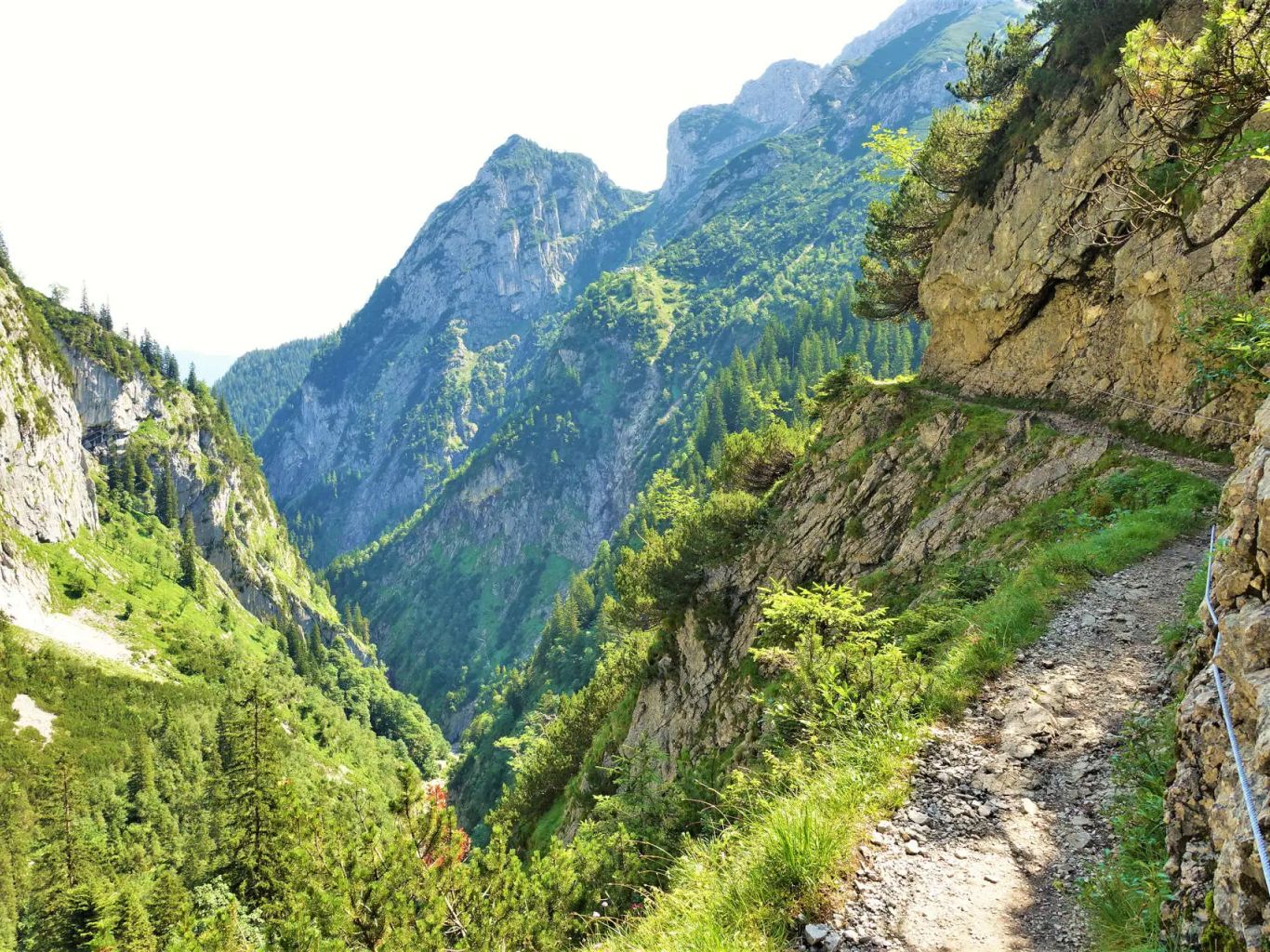 Ausgesetzter Wandersteig zum Hupfleitenjoch im Höllental