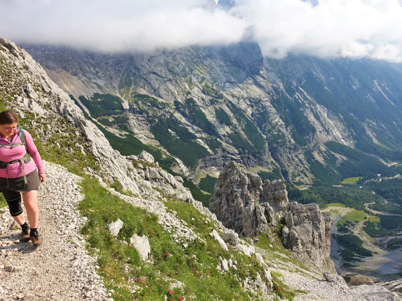 Wanderer am Plattsteig bei Wanderung zur Zugspitze über das Gatterl.
