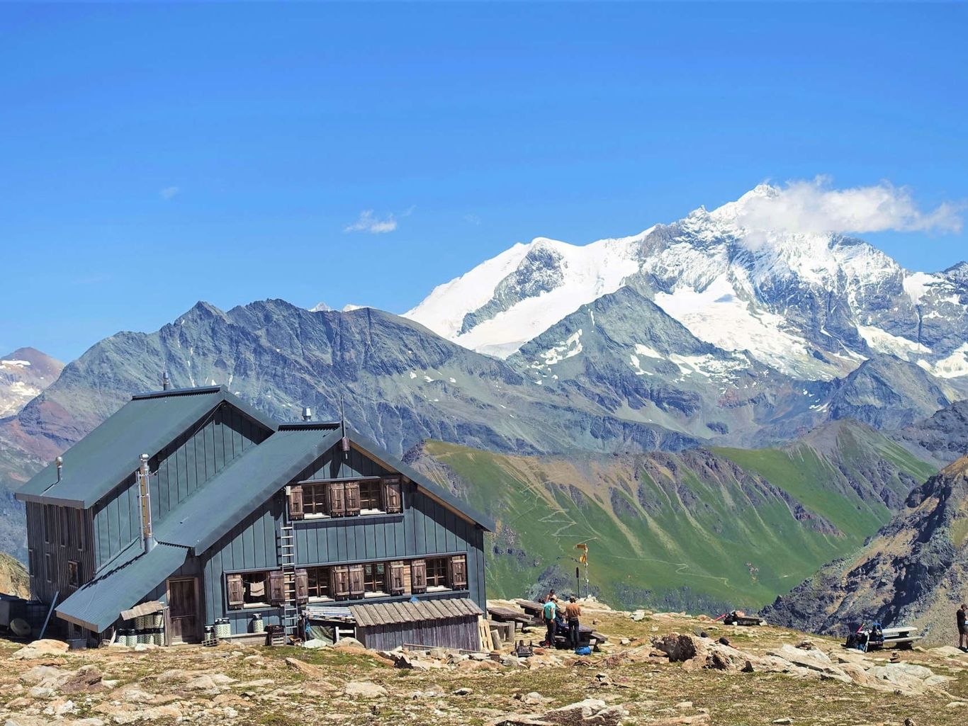 Die Unterkunft Cabane Becs de Bosson vor grandioser Bergkulisse.