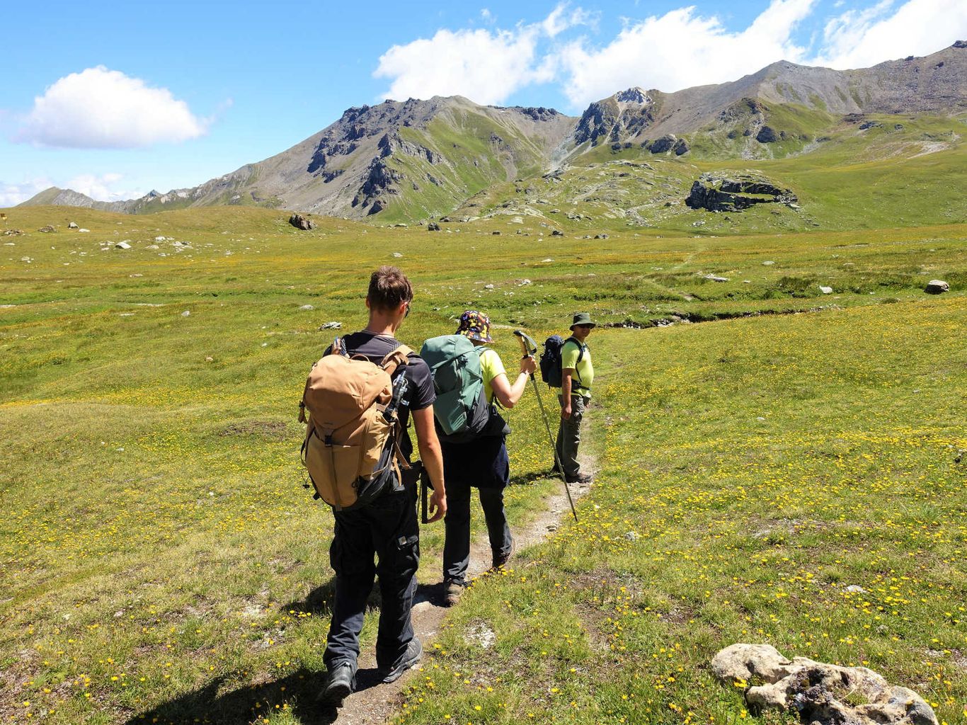 Wandergruppe im Val de Réchy während der Tour durchs Wanderparadies Val d´Anniviers.