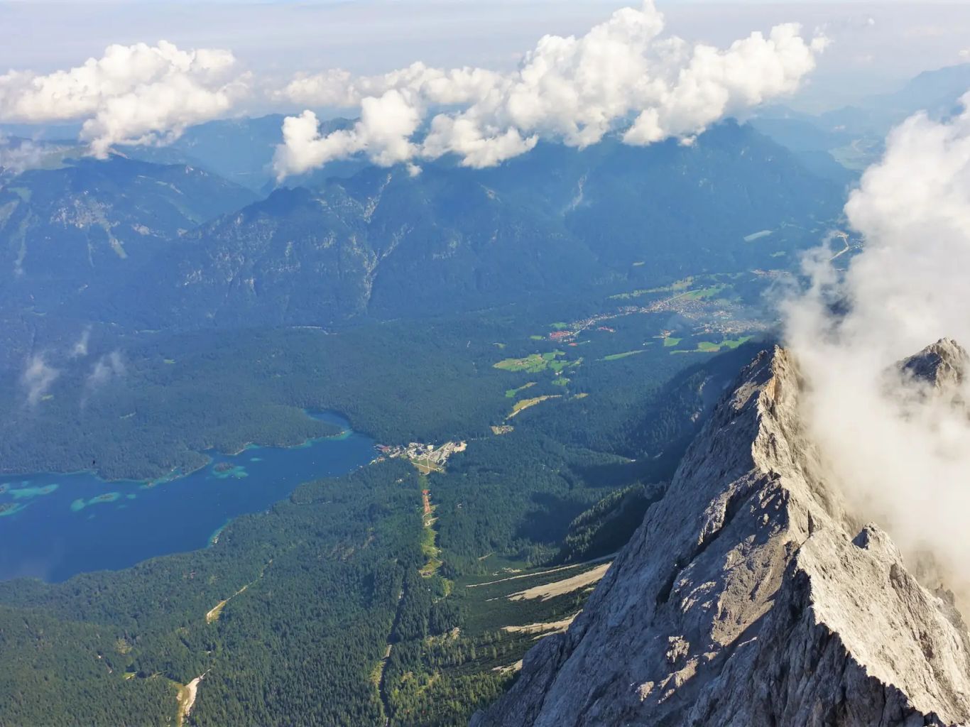 Aussicht zum Eibsee vom Zugspitzgipfel.
