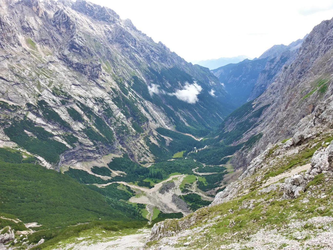 Aussicht hinunter ins grüne Reintal bei Zugspitztour.
